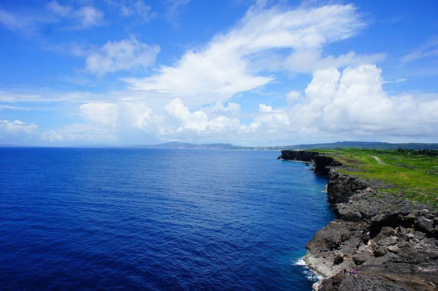 登上30米高塔可遠眺東海與粟國島，綿延數公里的斷崖絶壁甚是壯闊。 