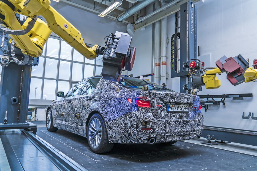 BMW生產線上的全新5系列，引用最新3D光學測量技術，讓車子生產品質更優異。
