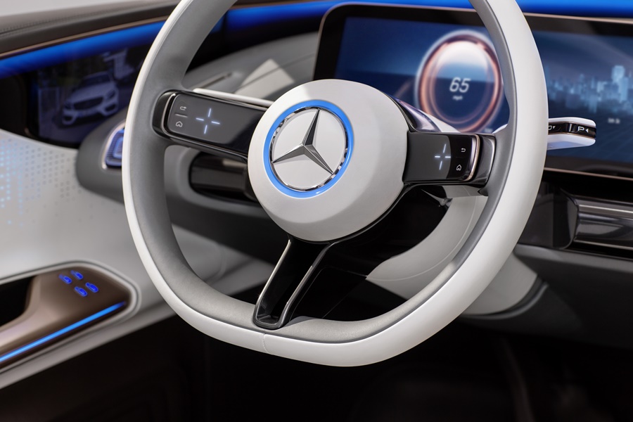 Generation EQ, Interieur, Lenkrad mit in OLED-Displays integrierten Touch Control Buttons ; Generation EQ, interior, steering wheel with touch controls, which are integrated into OLED displays;