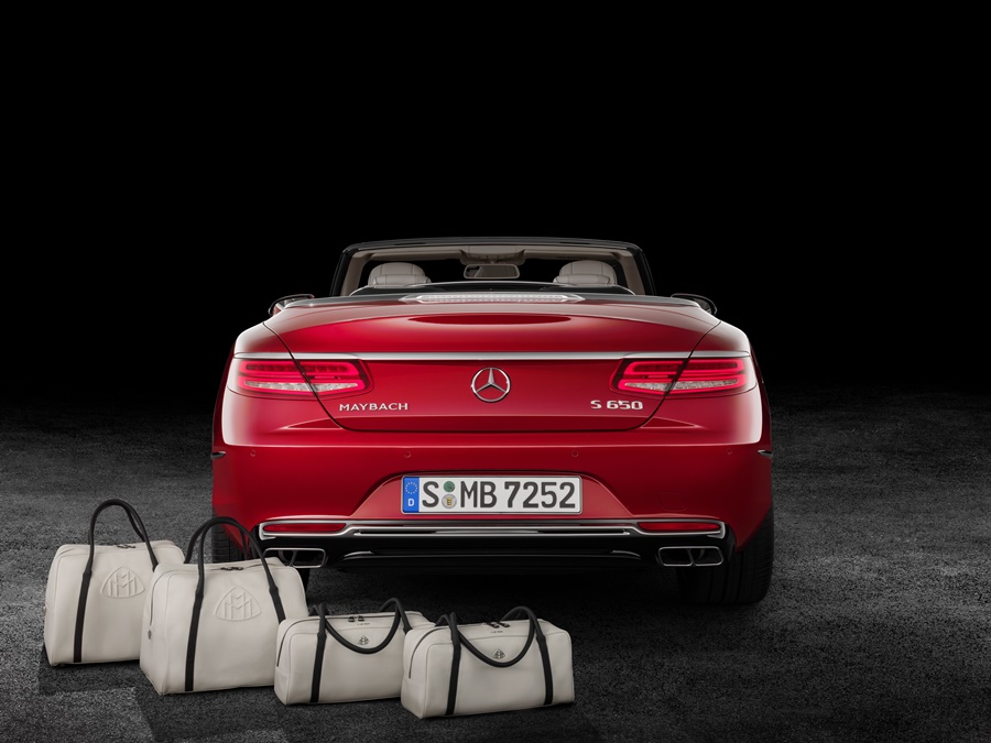 Mercedes-Maybach S 650 Cabriolet Studioaufnahme Exterior, exklusives Reisetaschen-Set "THE AFFINITY" ;Kraftstoffverbrauch kombiniert: 12,0 l/100 km; CO2-Emissionen kombiniert: 272 g/km Mercedes-Maybach S 650 Cabriolet studio shot, exclusive travel luggage set "THE AFFINITY"; Fuel consumption combined: 12,0 l/100 km; Combined CO2 emissions: 272 g/km