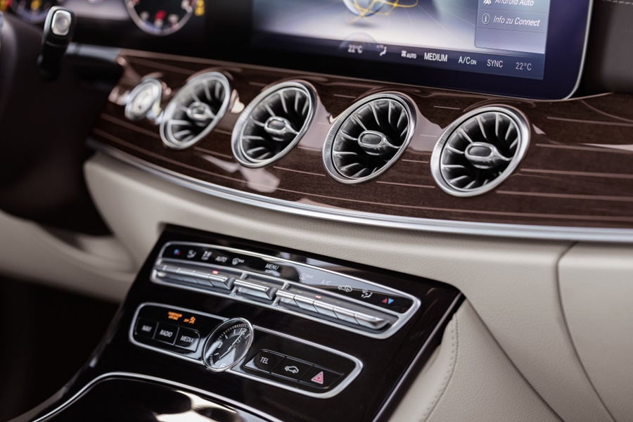 Mercedes-Benz E-Klasse Coupé; 2016; Interieur: Leder macchiatobeige / espressobraun; Zierteile designo Holz Magnolie flowing lines braun ; Mercedes-Benz E-Class Coupé; 2016; interior: Leather macchiato beige / espresso brown (205), designo brown flowing lines magnolia wood trim parts;