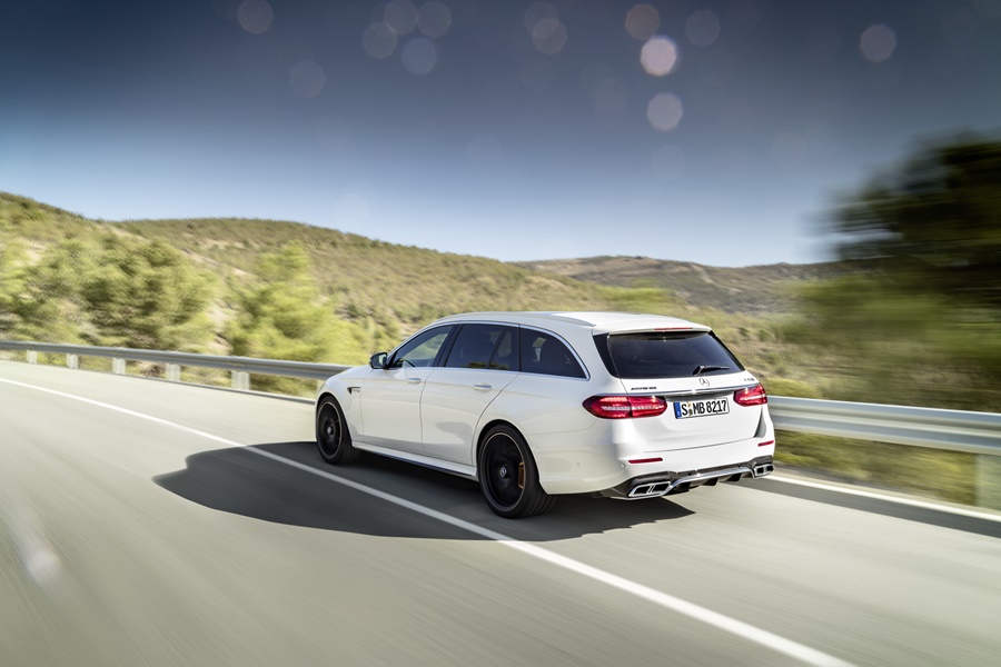 Mercedes-AMG E 63 S 4MATIC+ T-Modell, diamantweiß, Fahraufnahme ;Kraftstoffverbrauch kombiniert: 9,1 l/100 km, CO2-Emissionen kombiniert: 206 g/km Mercedes-AMG E 63 S 4MATIC+ Estate, diamond white, driving shot; Fuel consumption combined: 9.1 l/100 km; combined CO2 emissions: 206 g/km