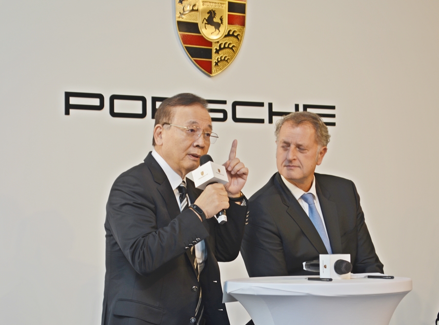 保時捷原廠全球執行董事Detlev（圖右）和汎德永業董事長唐榮椿。