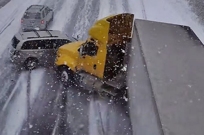 惡劣寒冬車禍影片超驚悚 100輛車公路連環撞