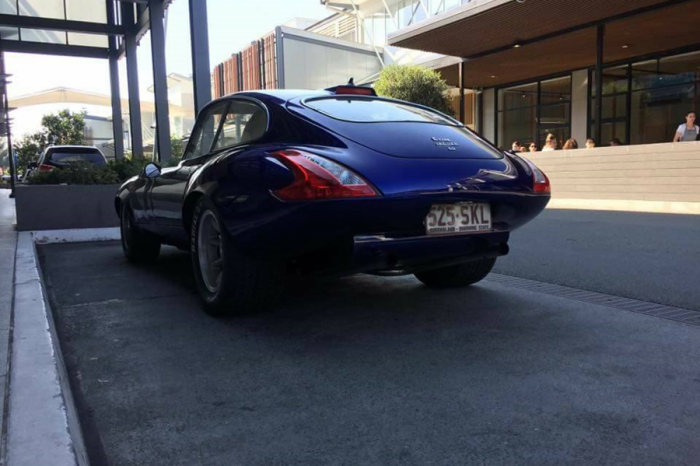 囧…這輛Jaguar E-Type車主在想甚麼???