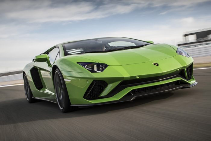 為了讓駕駛能夠控制狂牛，Lamborghini將不會推出後輪傳動的Aventador