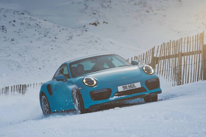 積雪照樣跑！Porsche 911 Turbo S在滑雪道展現自家AWD系統的威力！