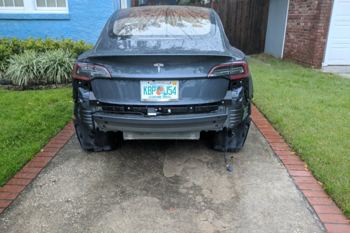 雨天不宜？Tesla Model 3發生兩起後保桿雨天行駛脫落怪事！