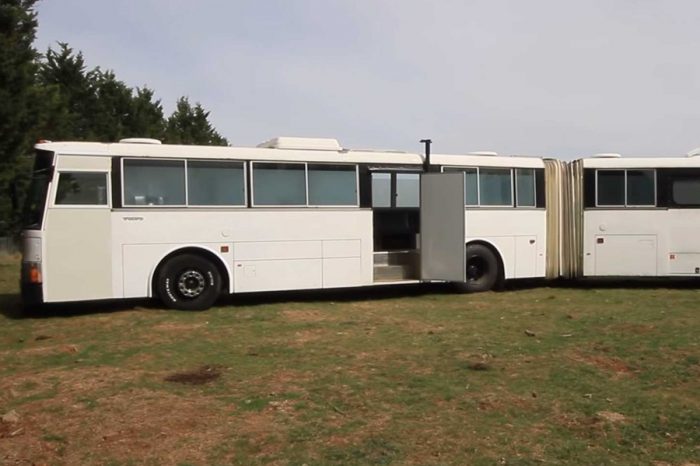 真正的魔術大空間─Volvo雙節巴士改造的寬敞露營車