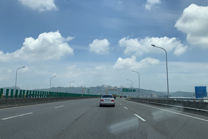 車子在部分路段直行會偏 有些路段又不會?怎麼回事?