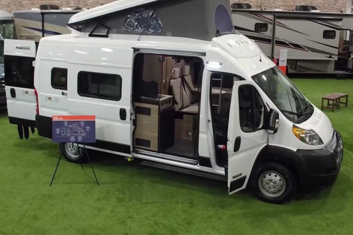 Winnebago推出首輛配備上掀式車頂的露營車「Solis」