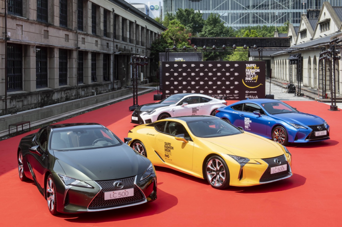 Lexus LC絕美限量版現身 2019臺北時裝週