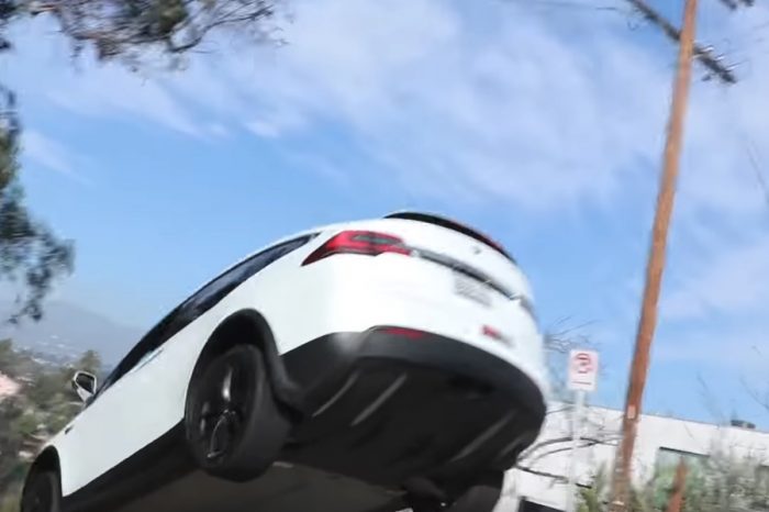 影/Tesla Model X竟能拉力式飛起！執行長都驚呆了