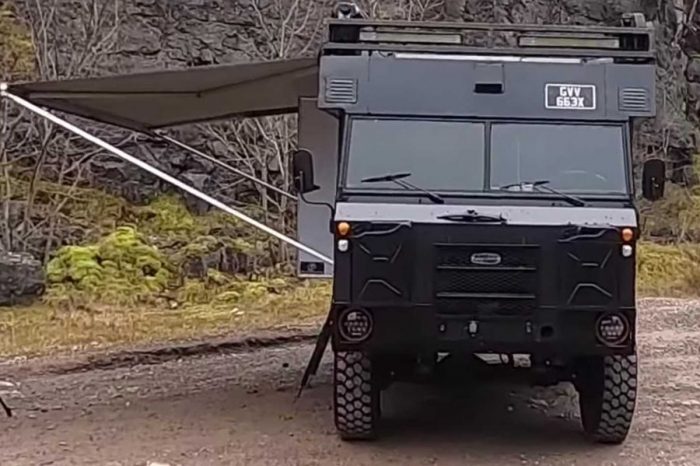 Land Rover 101軍用救護車化身成為超耐用的改造露營車