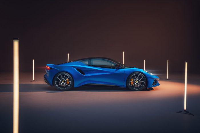 全新 Lotus Emira 疾速競化，純種英式手工跑車再掀新頁